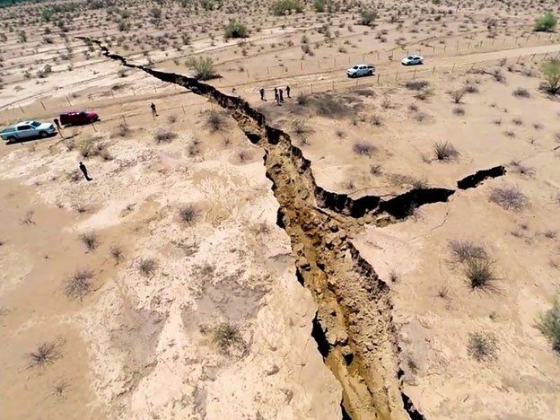 Una enorme grieta de un kilómetro apareció en Hermosillo, México