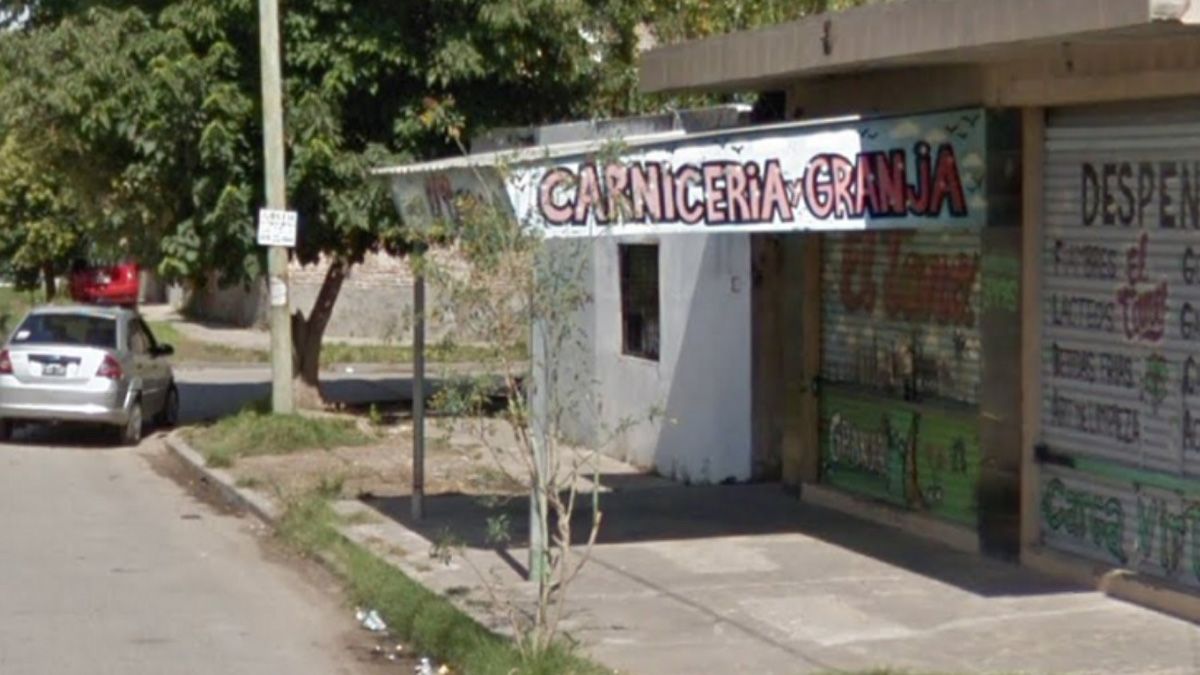 El repartidos de pollos pidió ayuda en la carnicería, en La Matanza, luego de haber sido baleados por unos sujetos mientras realizaba su trabajo