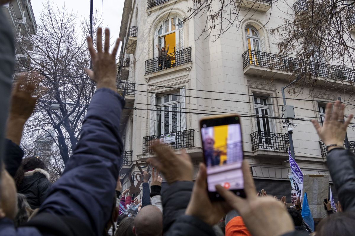 Una de las últimas postales de Cristina Kirchner saludando a su militancia.