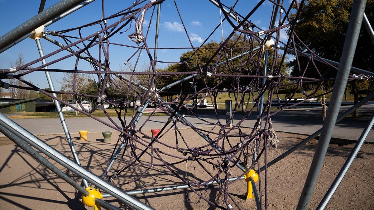 Los juegos del Parque Central tampoco sobrevivieron a los vándalos. Los juegos del Parque Central tampoco sobrevivieron a los vándalos.