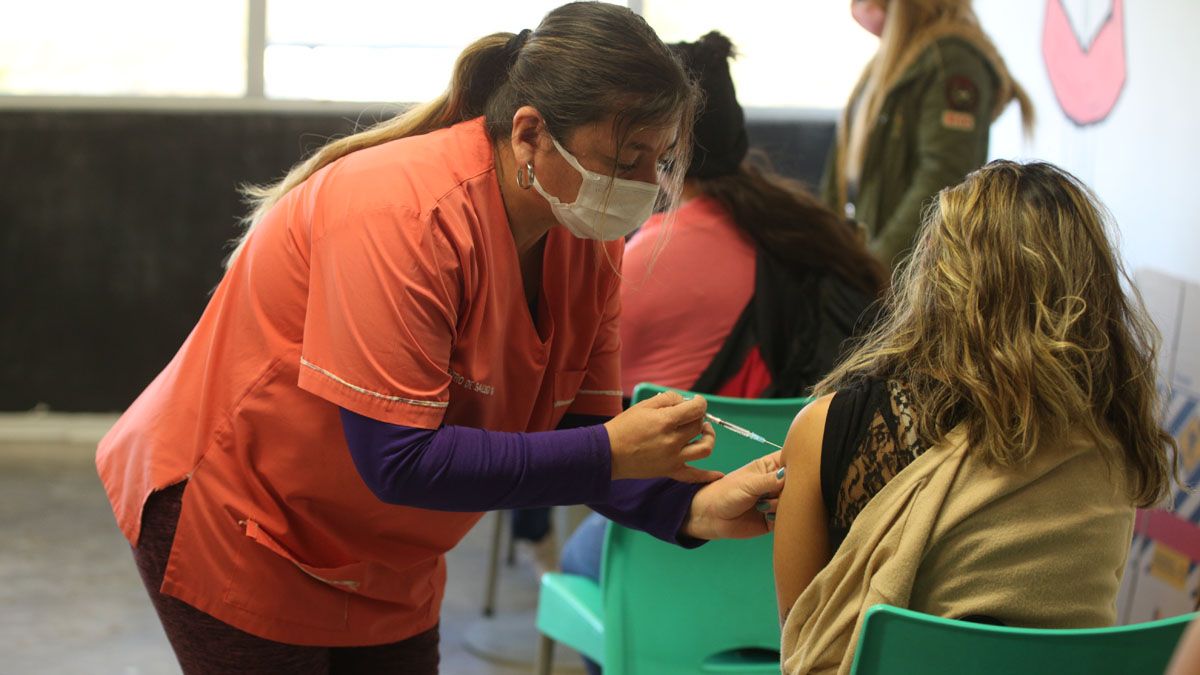 Avanzan en la aplicación de segundas dosis ante el peligro de la llegada de la variante Delta.
