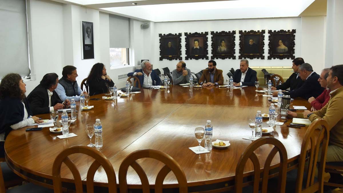 Rodolfo Suarez se reunió con su equipo de gobierno.