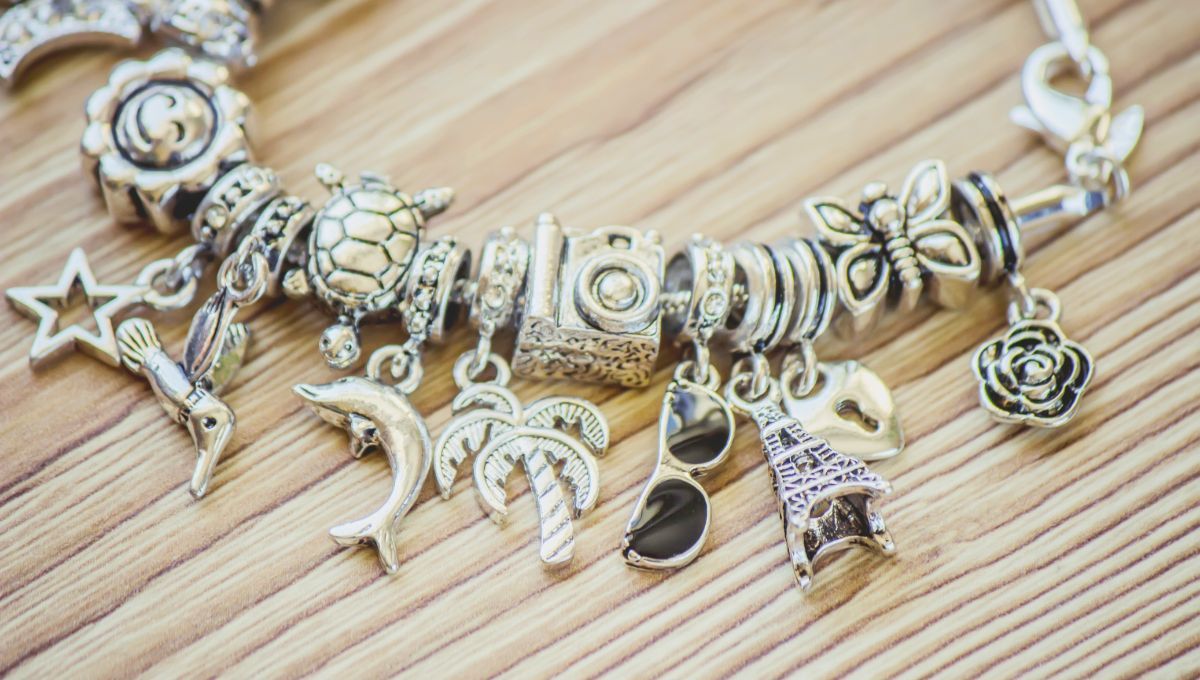 Por qué tienes que usar una pulsera con varios amuletos y dijes