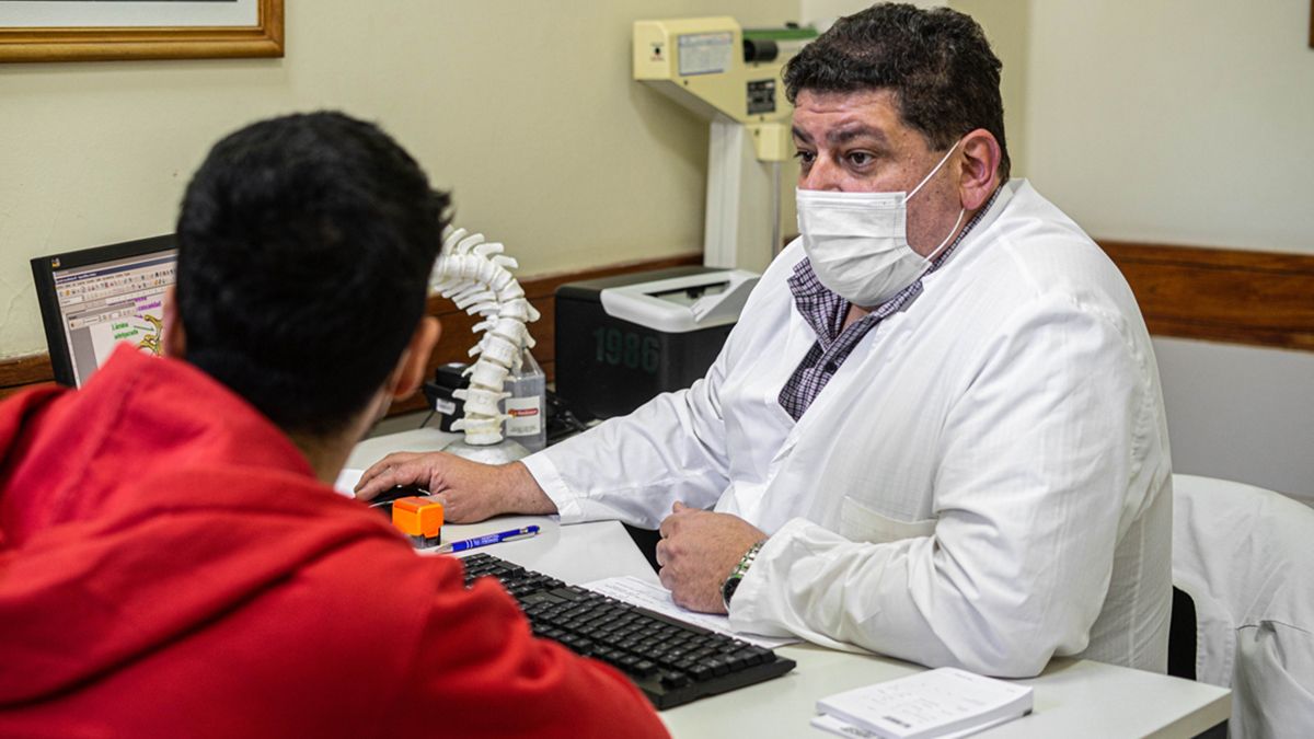 La consulta médica temprana con profesionales especializados, una de las claves en escoliosis.