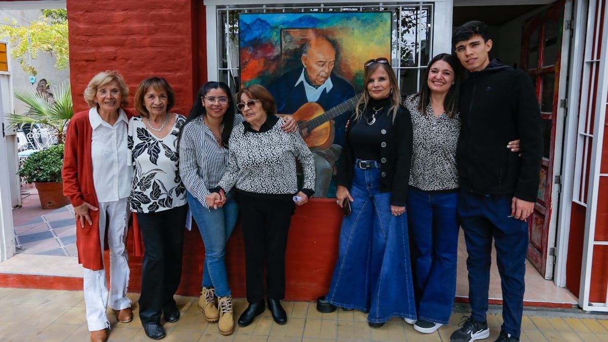 La familia Bértiz a pleno: hijas, nietas y bisnieto. Todos emocionados con el homenaje a Santiago. La familia Bértiz a pleno: hijas, nietas y bisnieto. Todos emocionados con el homenaje a Santiago.
