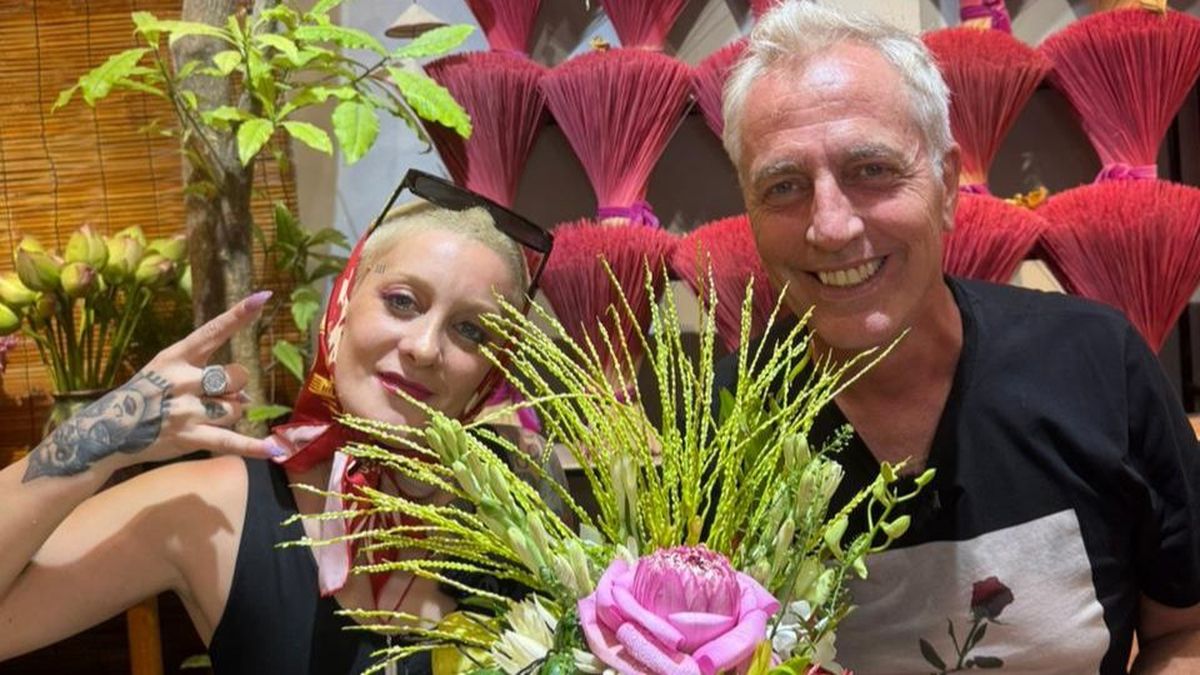 Marley y Furia visitaron una calle icónica de la capital de Vietnam donde el tren pasa a centímetros de los bares. Marley y Furia visitaron una calle icónica de la capital de Vietnam donde el tren pasa a centímetros de los bares.