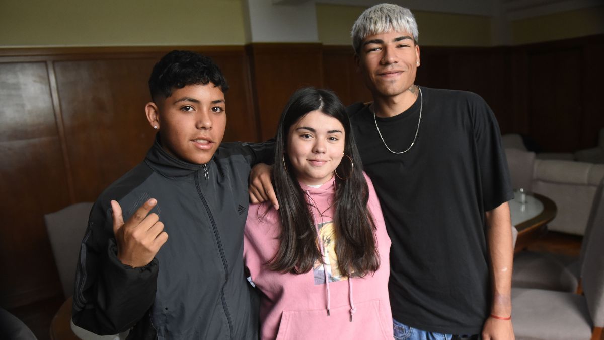 Malena (centro) Juan (a la derecha) y Luciano (a la izquierda). Los hermanos biológicos que se encontraron en Mendoza. Intervino el Programa Identidad Biológica, que pertenece a la Dirección de Derechos Humanos de la provincia. Malena (centro) Juan (a la derecha) y Luciano (a la izquierda). Los hermanos biológicos que se encontraron en Mendoza. Intervino el Programa Identidad Biológica, que pertenece a la Dirección de Derechos Humanos de la provincia.