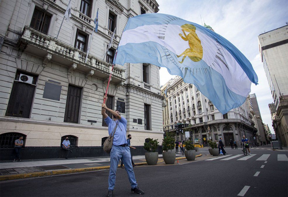 Militantes anti aborto legal con sus banderas en el Congreso, esperando la sesión del Senado que tratará la importante ley este martes. Foto: NA.