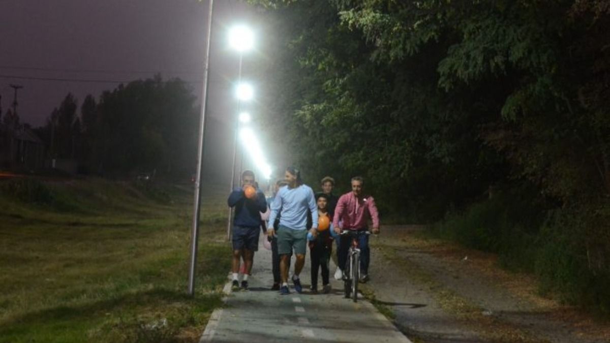 En las ciclovías sancarlinas se han puesto luminarias como parte del plan de obras públicas provincial.