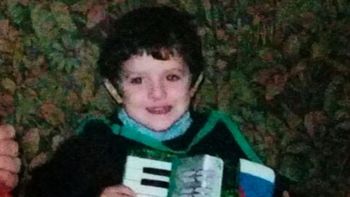 A los 3 años, sin llegar al piso, Toto dio cátedra de ritmo en la batería