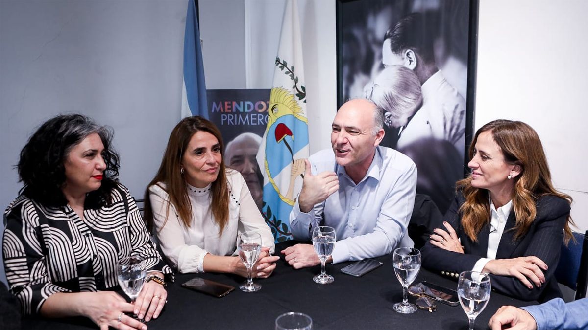 Fernanda Lacoste y Guillermo Carmona en una de las reuniones políticas.