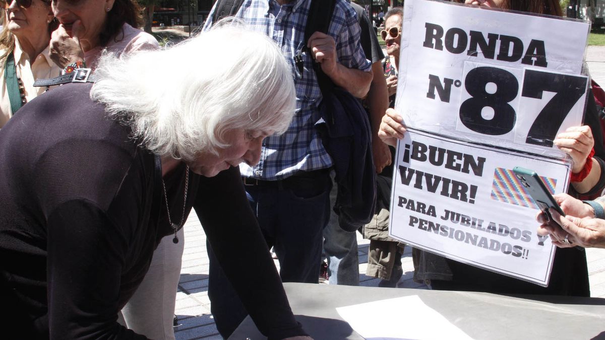 Carolina Jacky, de Protectora, firmó el petitorio de los jubilados. Carolina Jacky, de Protectora, firmó el petitorio de los jubilados.