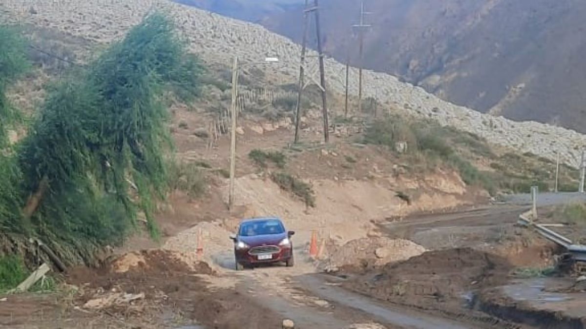 Un auto atravesando el camino de emergencia que se abrió para poder despejar de vehículos la zona.