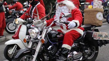 Mil Papás Noel participaron en una carrera con fines caritativos