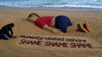 Con una escultura de arena, rindieron homenaje a Aylan