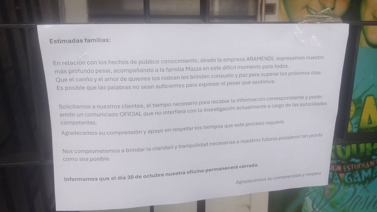 El comunicado de la empresa de viaje de egresados que apareció este miércoles en el local de Ciudad. El comunicado de la empresa de viaje de egresados que apareció este miércoles en el local de Ciudad.
