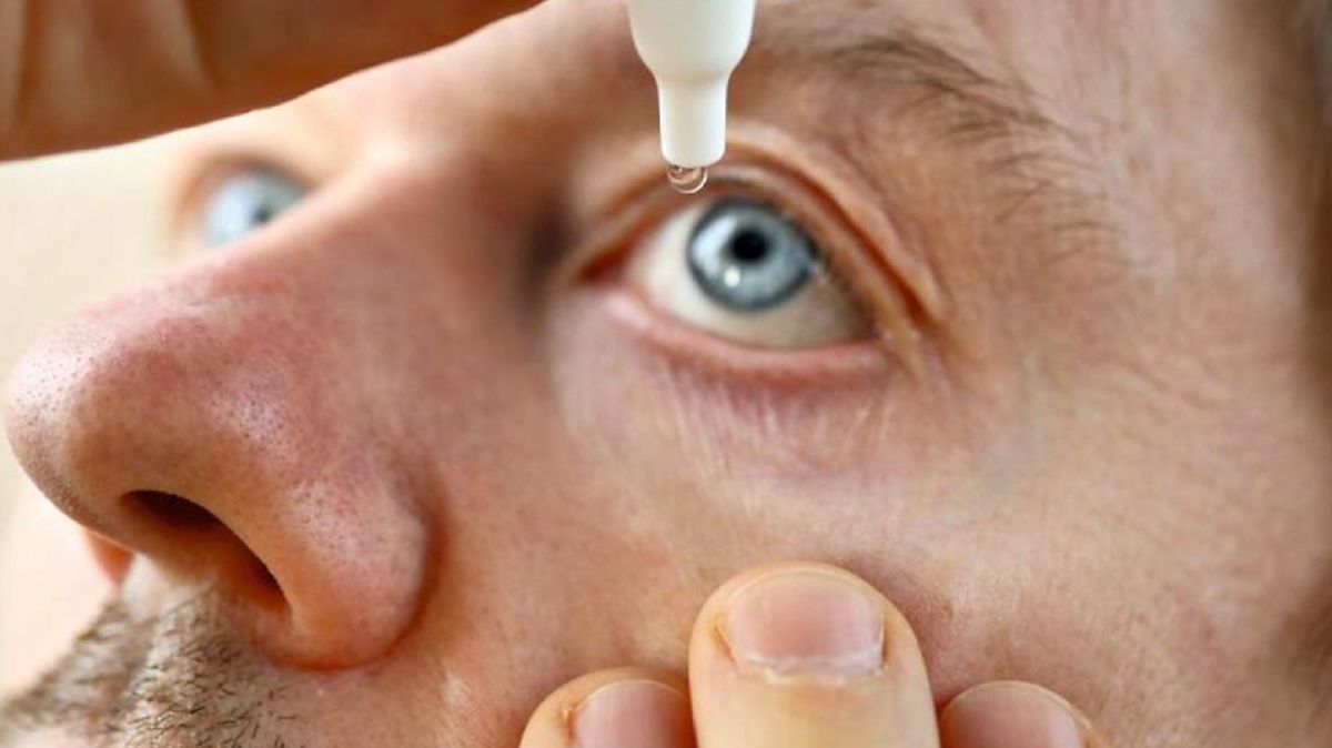 Es importante consultar con un médico qué gotas usar para el ojo seco y con qué frecuencia.