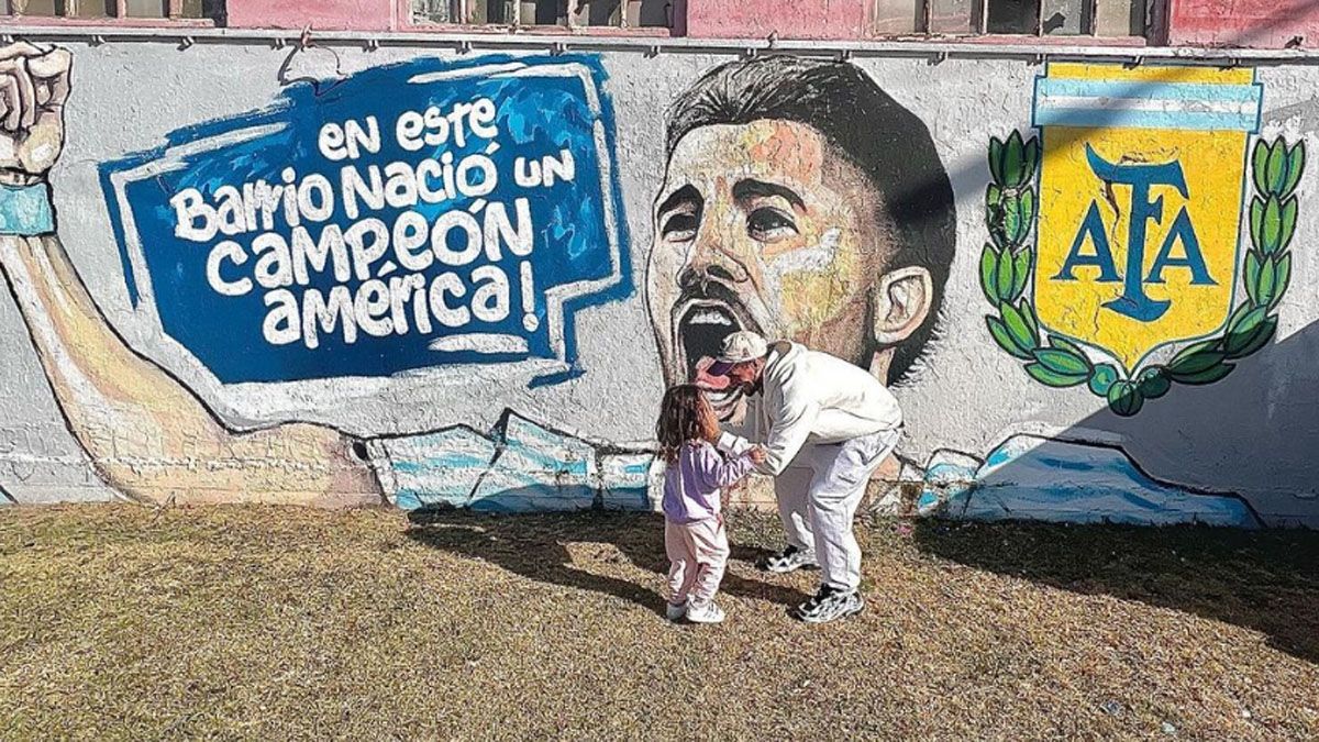 Rodrigo De Paul, hace unos días, junto a su hija Francesca en el mural que le hicieron en Sarandí