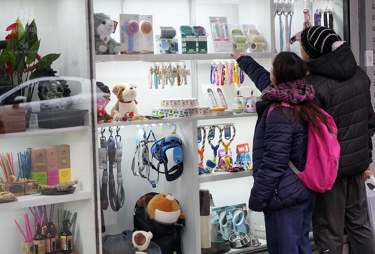 Quienes transitan por la esquina de Las Heras y 9 de Julio no pueden evitar detenerse para mirar la vidriera de Yafanni Center, en la ex Balbi. Quienes transitan por la esquina de Las Heras y 9 de Julio no pueden evitar detenerse para mirar la vidriera de Yafanni Center, en la ex Balbi.