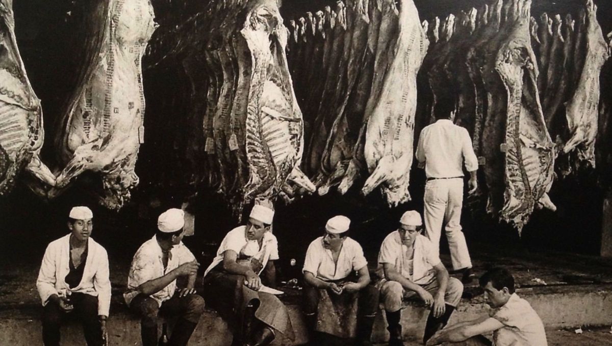 El costillar entero era un corte de descarte en el frigor&iacute;fico y, en vez de tirarlo, lo consum&iacute;an los empleados. Despu&eacute;s, con el uso de la sierra de fracci&oacute;n se empez&oacute; a cortar la carne hasta quedar el famoso asado de tira.
