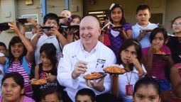 Es chef y se dedica a darles de comer a niños sin techo
