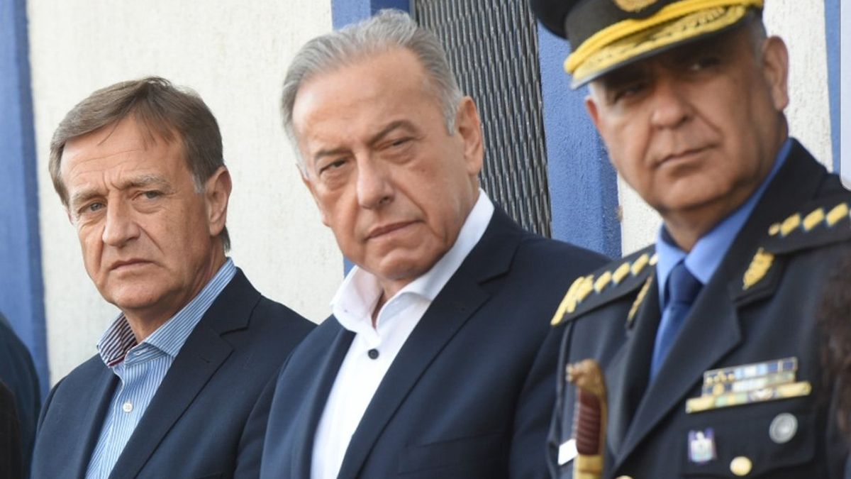 El ministro Raúl Levrino (en el medio en la foto) acusó al intendente Emir Félix de no colaborar con la seguridad en San Rafael. En la imagen aparece junto al gobernador Rodolfo Suarez y el director de la Policía