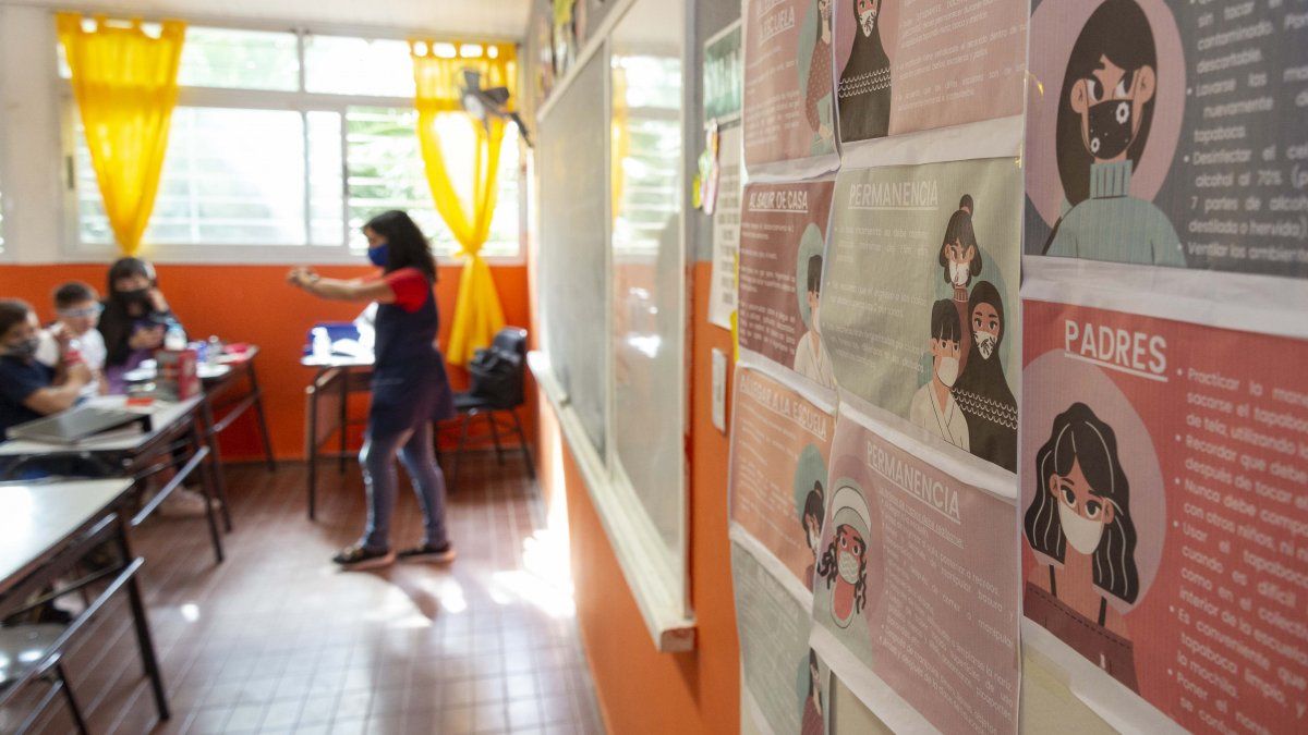 En todas las aulas se ha puesto cartelería para concientizar sobre las normas de cuidado.