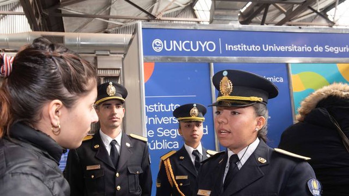 El Instituto Universitario de Seguridad Pública tiene su stand en la Expo Educativa.