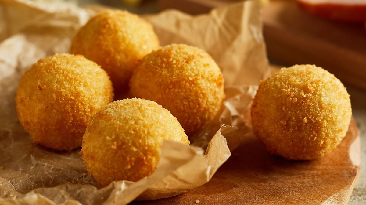 Las bombas de papa son una receta ideal para aprovechar las sobras del puré.
