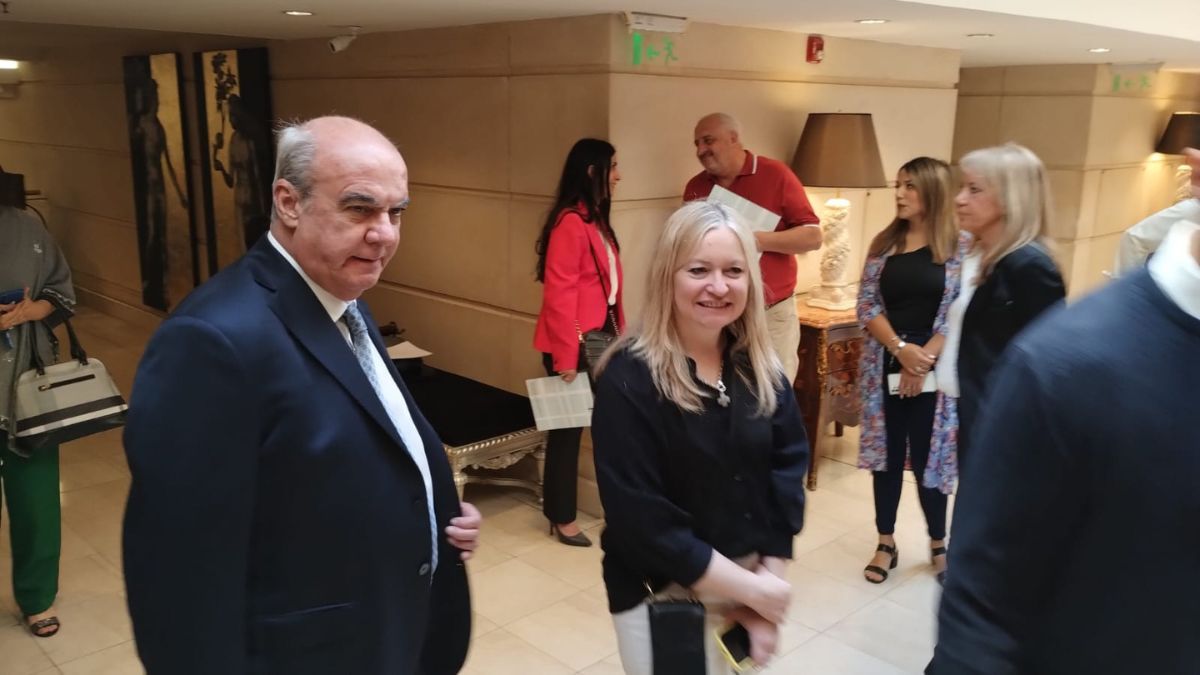 El director de Aclisa, José Sánchez Rivas, junto a la vicegobernadora electa, Hebe Casado, en la reunión de Confeclisa. Sostuvo la idea de la creación de un dólar salud para la compra de insumos. importados. Foto: Matías Pascualetti