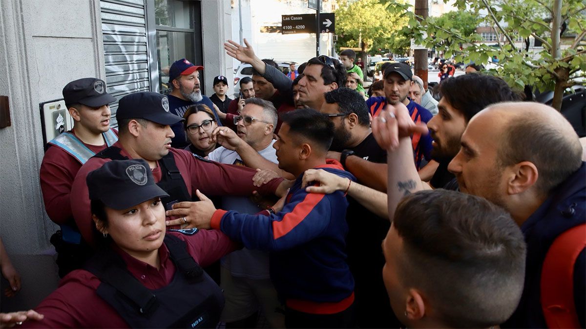 Los hinchas de San Lorenzo, en vilo por el presente del club.