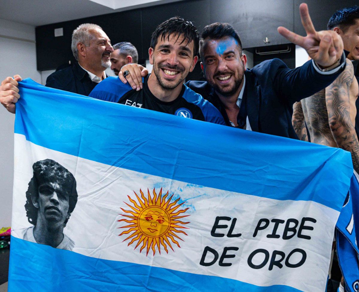 Gio Simeone con la bandera que recordó a Maradona en el vestuario