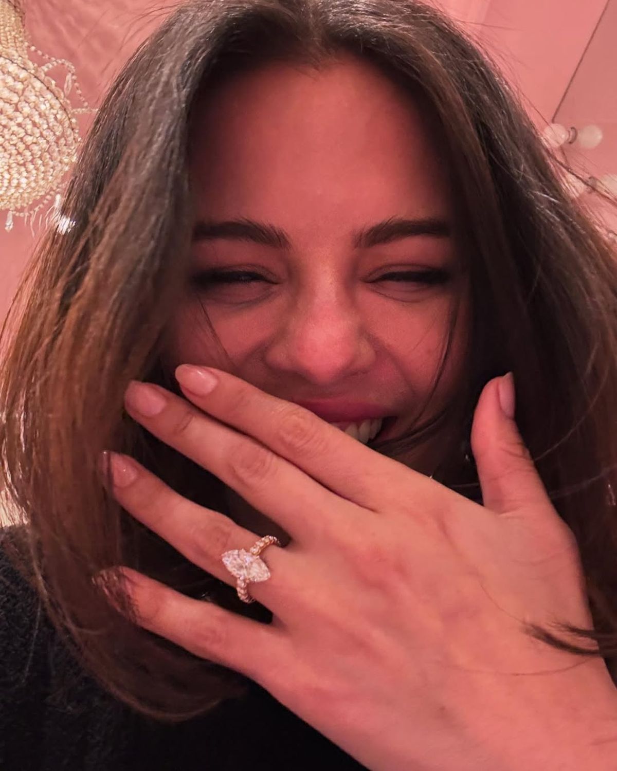 Selena Gomez muestra su anillo emocionada. Imagen de Instagram @selenagomez. Selena Gomez muestra su anillo emocionada. Imagen de Instagram @selenagomez.