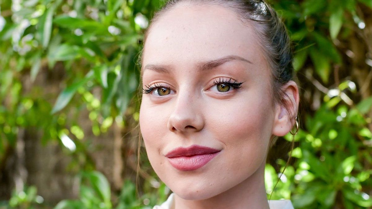 La actriz Ester Expósito interpreta a Cayetana Aldama en la serie Alguien tiene que morir, de Netflix.