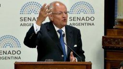 Abel Albino dijo que virus del sida atraviesa la porcelana y fue objeto de críticas y burlas