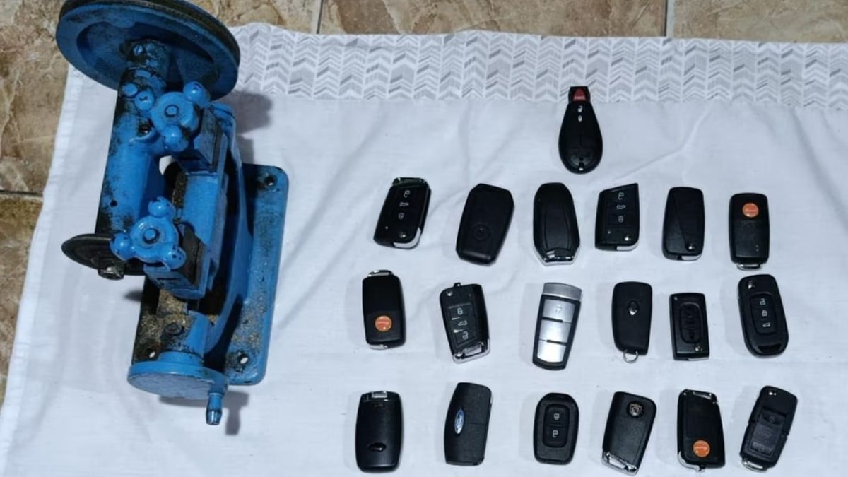 La banda tenía en su poder varias llaves duplicadas de las camionetas. La banda tenía en su poder varias llaves duplicadas de las camionetas.