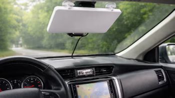 Ley de tránsito: es carísima la multa por usar la antena de Starlink en el auto Ley de tránsito: es carísima la multa por usar la antena de Starlink en el auto