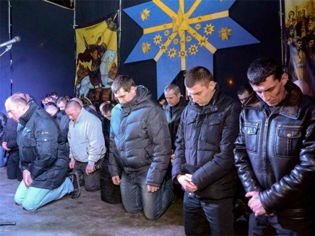 Más de cien policías pidieron perdón de rodillas en el oeste de Ucrania