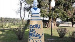 Pintaron un busto de Eva Perón con leyendas antiaborto en Godoy