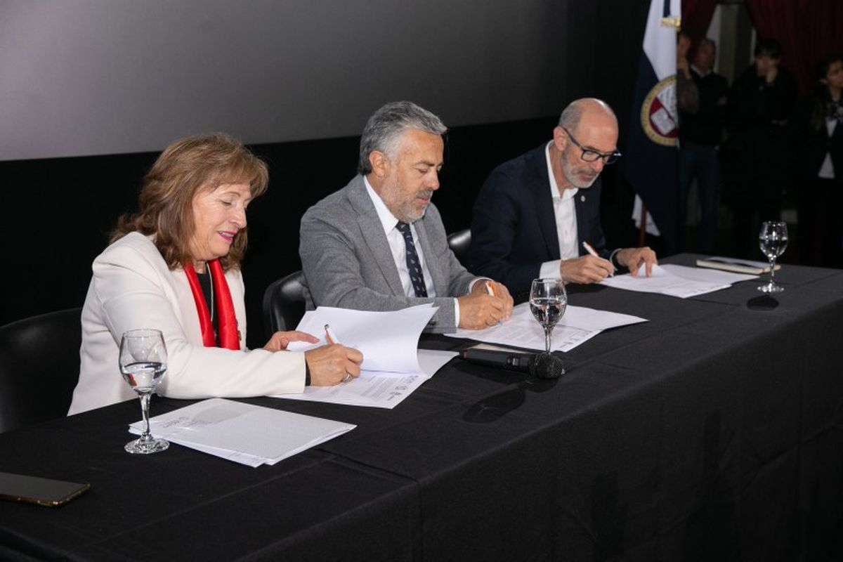 Esther Sanchez, Alfredo Cornejo y Claudio Feijóo firmaron un convenio para implementar un Hub de inteligencia artificial. Esther Sanchez, Alfredo Cornejo y Claudio Feijóo firmaron un convenio para implementar un Hub de inteligencia artificial.