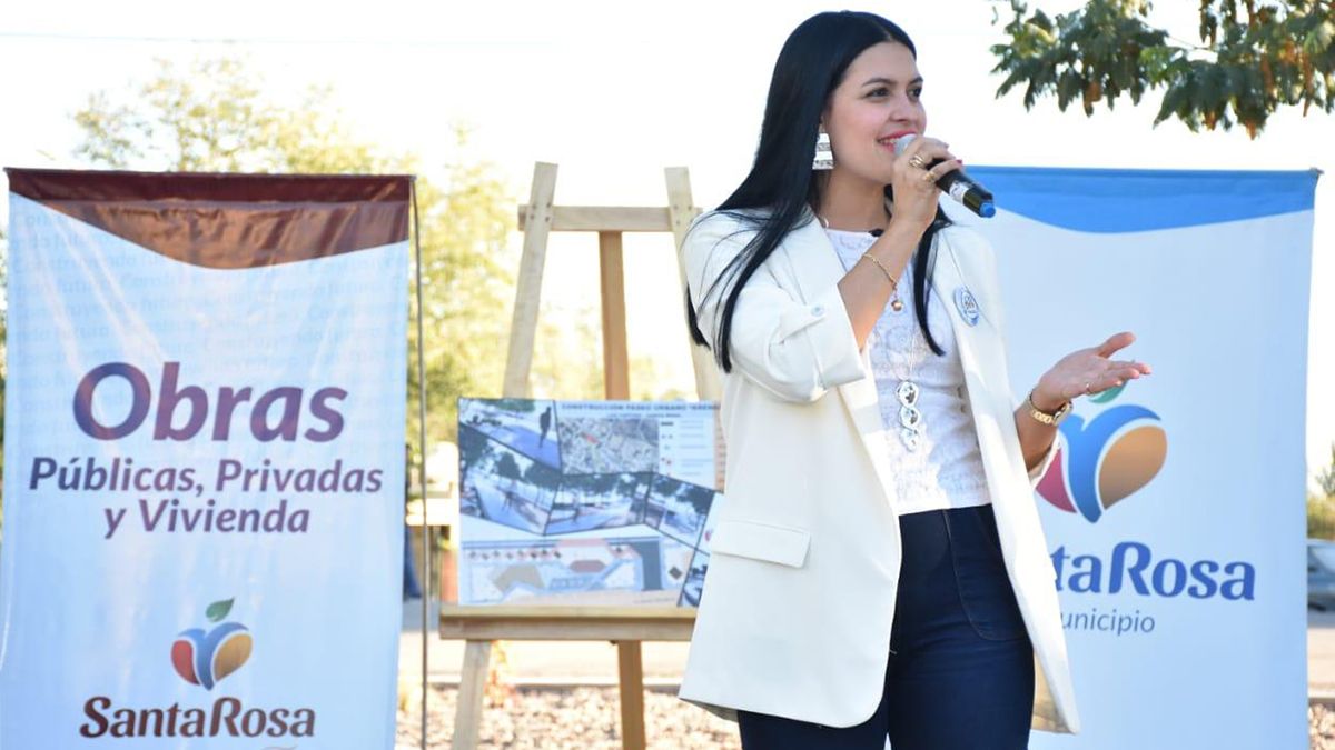 La intendenta Flor Destéfanis durante el acto en Santa Rosa.