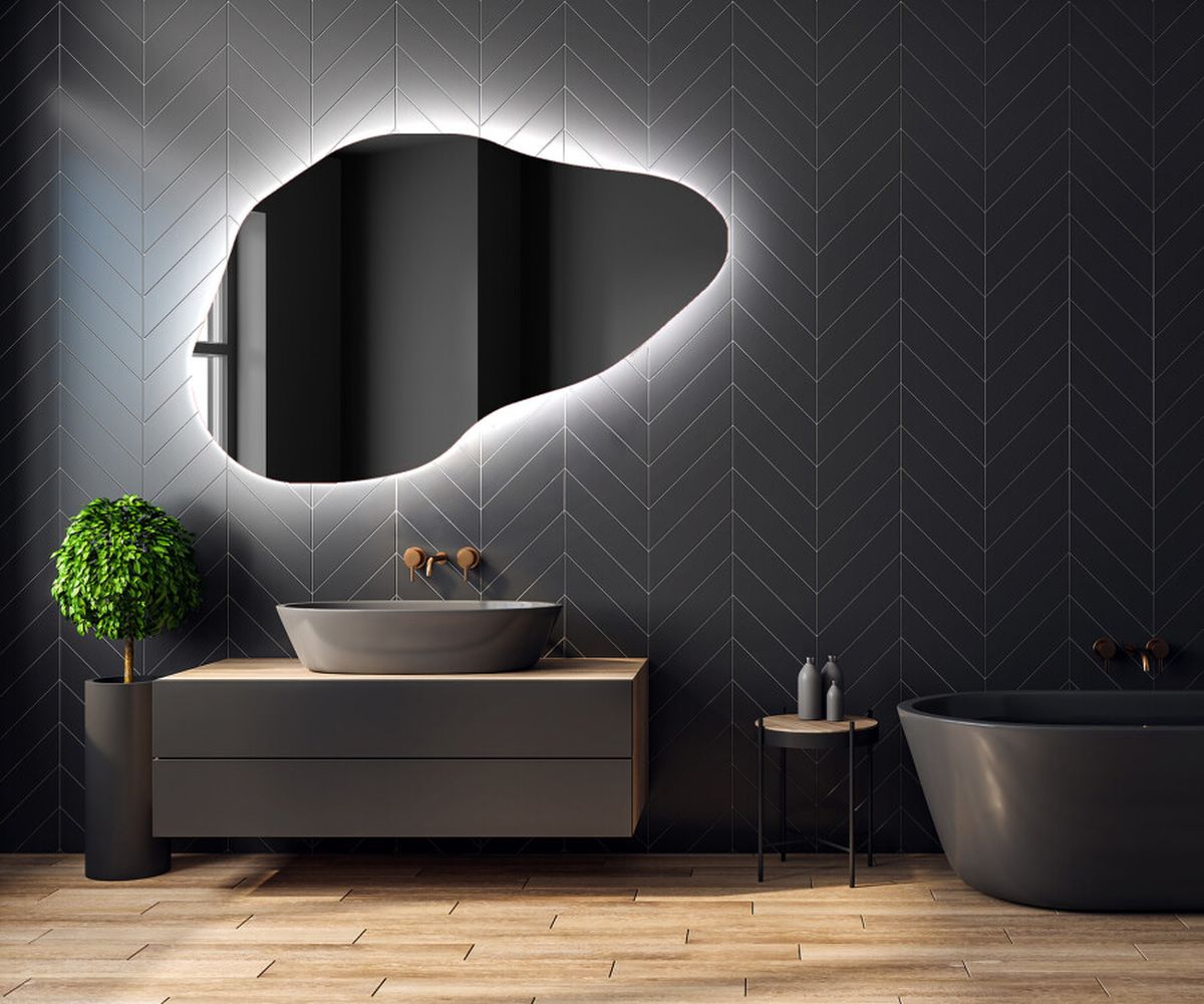 Puedes jugar con las luces para dar profundidad al espejo del baño. Imagen: Pexels Puedes jugar con las luces para dar profundidad al espejo del baño. Imagen: Pexels