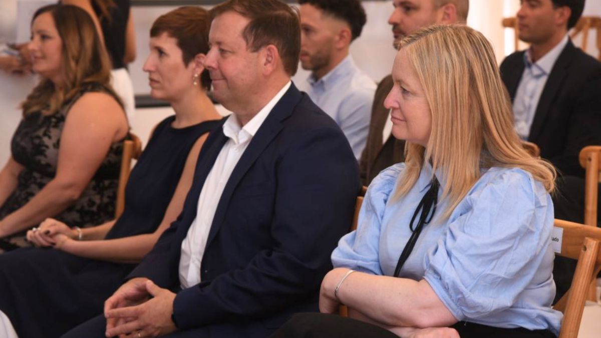 El presidente de Venoil, Gustavo Naves, junto con la ministra de Energía de Mendoza, Jimena Latorre, y la vicegobernadora Hebe Casado. El presidente de Venoil, Gustavo Naves, junto con la ministra de Energía de Mendoza, Jimena Latorre, y la vicegobernadora Hebe Casado.