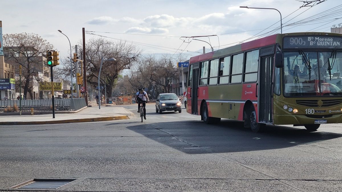 Ciclista cruza en medio de Costanera de Morón a Adolfo Calle, de Guaymallén. No hay conexión de ciclovías para cruzar de un lado a otro. Ciclista cruza en medio de Costanera de Morón a Adolfo Calle, de Guaymallén. No hay conexión de ciclovías para cruzar de un lado a otro.