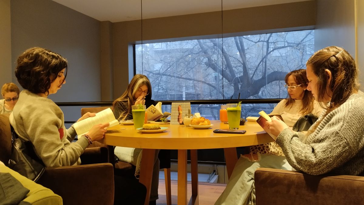 El club se reúne el segundo sábado de cada mes para leer en silencio en algún café, librería o biblioteca. El club se reúne el segundo sábado de cada mes para leer en silencio en algún café, librería o biblioteca.