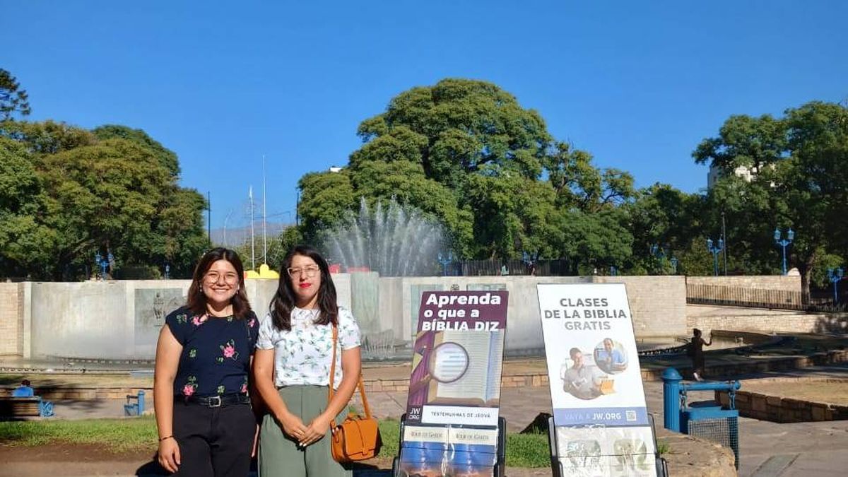 Noelia Castellano y Ailén Marín, testigos de Jehová que enfrentan el calor. Noelia Castellano y Ailén Marín, testigos de Jehová que enfrentan el calor.