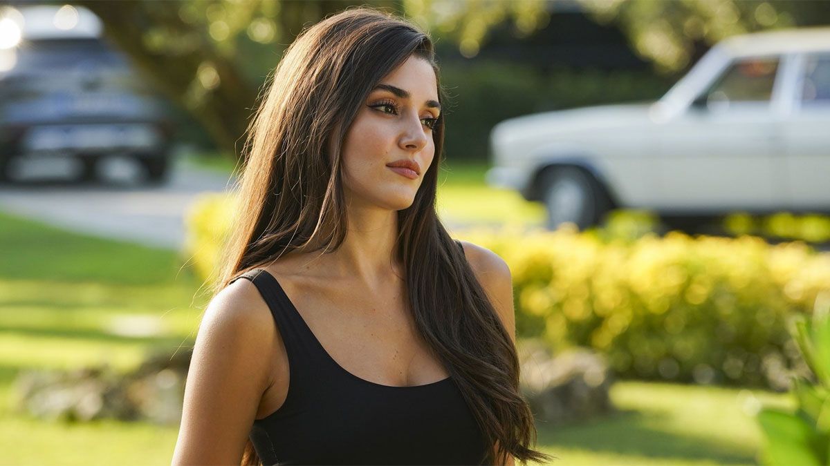 La actriz Hande Erçel interpreta a Asli Mansoy en la película de Netflix.
