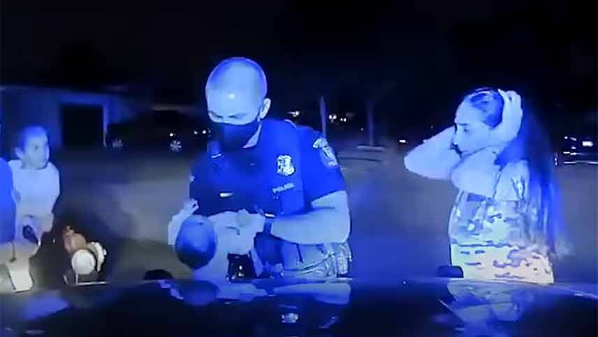 Video: un policía le salvó la vida a una beba que estaba muriendo ahogada