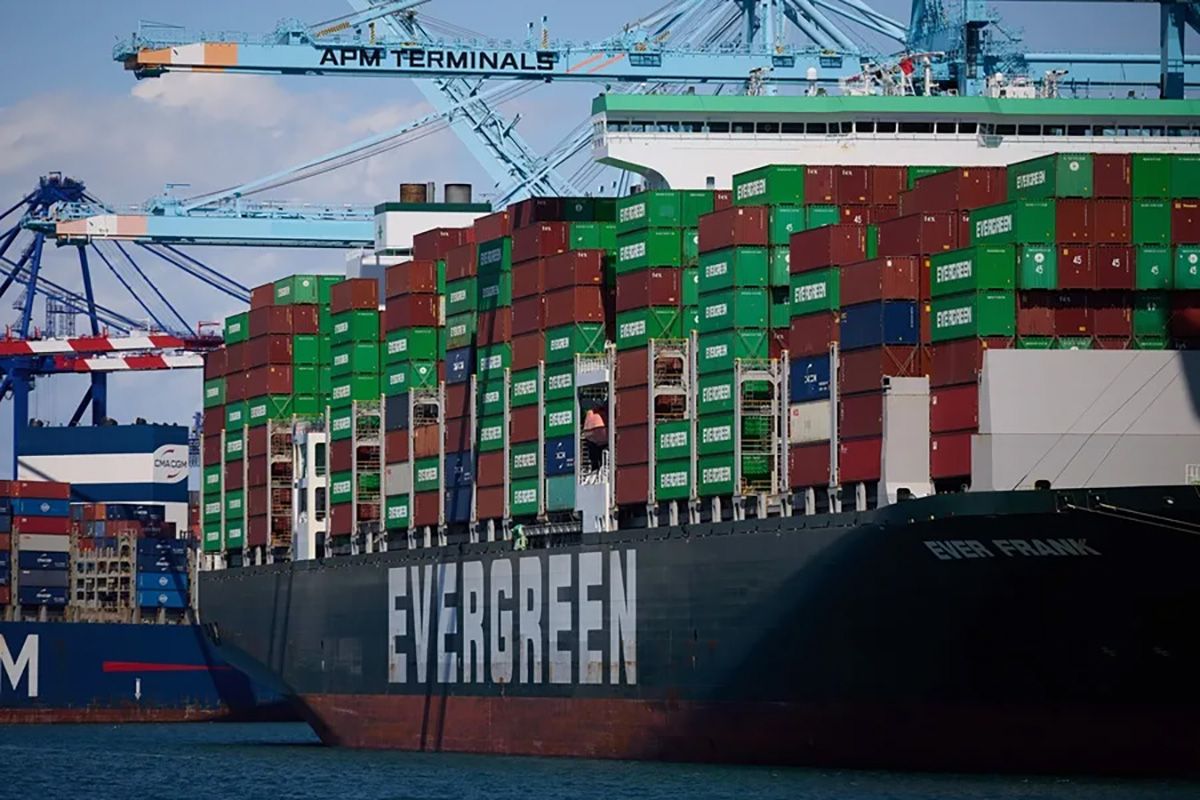 Un buque portacontenedores en el Puerto de Los Ángeles, California, Estados Unidos. Crédito: EFE/EPA/ Allison Dinner.