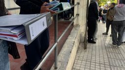 El protocolo de la DGE tras las amenazas por tiroteos en escuelas se aplica con presencia policial y con los alumnos que deben asistir sin mochilas.